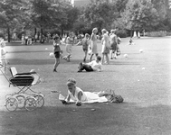 802953 Afbeelding van recreërende mensen op de speelweide in het Julianapark te Utrecht.